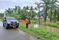 Tim Pusat Pengendalian Operasi Penanggulangan Bencana (Pusdalops-PB) BPBK Aceh Jaya saat meninjau lokasi banjir
