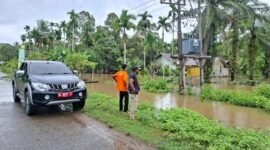 Tim Pusat Pengendalian Operasi Penanggulangan Bencana (Pusdalops-PB) BPBK Aceh Jaya saat meninjau lokasi banjir