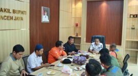Wakil Bupati Aceh Jaya Muslem D bersama Brigjen TNI M. Syech Ismet membahas strategi mitigasi banjir di ruang kerja Wakil Bupati