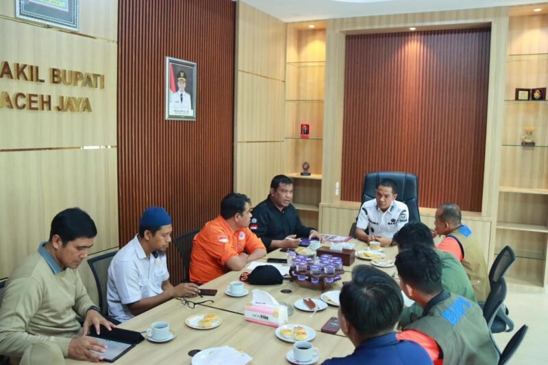 Wakil Bupati Aceh Jaya Muslem D bersama Brigjen TNI M. Syech Ismet membahas strategi mitigasi banjir di ruang kerja Wakil Bupati