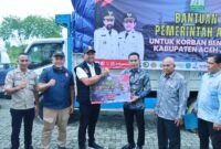 Sekdis Dinas Sosial Aceh, Chaidir, menyerahkan bantuan logistik secara simbolis kepada Wakil Bupati Aceh Jaya, Muslem D, di halaman Kantor Bupati.