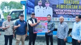 Sekdis Dinas Sosial Aceh, Chaidir, menyerahkan bantuan logistik secara simbolis kepada Wakil Bupati Aceh Jaya, Muslem D, di halaman Kantor Bupati.