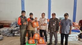 Brigjen TNI M. Syech Ismet menyerahkan bantuan logistik BNPB kepada Wakil Bupati Aceh Jaya Muslem D di gudang BPBK Aceh Jaya, Kamis (23/10)