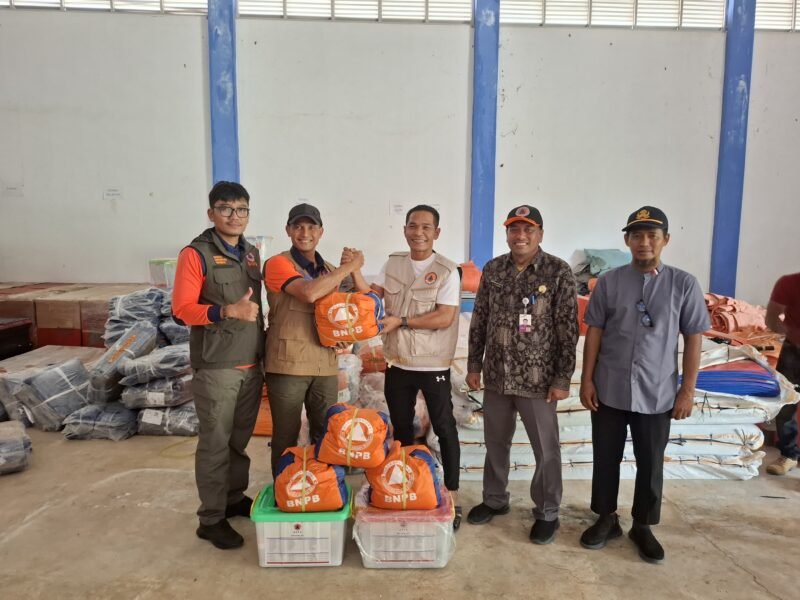 Brigjen TNI M. Syech Ismet menyerahkan bantuan logistik BNPB kepada Wakil Bupati Aceh Jaya Muslem D di gudang BPBK Aceh Jaya, Kamis (23/10)