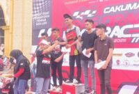 Bupati Aceh Jaya Safwandi, S.Sos., M.A.P., menyerahkan trophy kepada pemenang Kejurprov Drag Bike IMI Aceh Series 2025 Putaran ke-3 di Calang, Minggu (26/10).