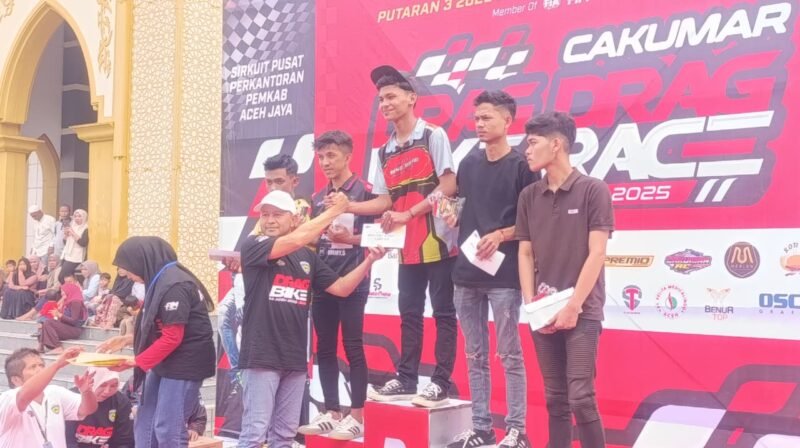 Bupati Aceh Jaya Safwandi, S.Sos., M.A.P., menyerahkan trophy kepada pemenang Kejurprov Drag Bike IMI Aceh Series 2025 Putaran ke-3 di Calang, Minggu (26/10).