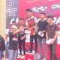 Bupati Aceh Jaya Safwandi, S.Sos., M.A.P., menyerahkan trophy kepada pemenang Kejurprov Drag Bike IMI Aceh Series 2025 Putaran ke-3 di Calang, Minggu (26/10).