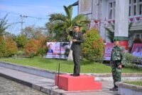 Dandim 0114/Aceh Jaya Letkol Inf Czi Aris Widiatmoko memimpin upacara peringatan Hari Sumpah Pemuda ke-97 di halaman Kantor Bupati Aceh Jaya, Selasa (28/10/2025).