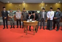 Bupati Aceh Jaya dan pimpinan DPRK menandai komitmen bersama dalam pembahasan Rancangan Qanun perubahan SOTK dan KUA-PPAS 2026 pada Rapat Paripurna Ke-II DPRK Aceh Jaya, Rabu (29/10/2025)