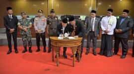 Bupati Aceh Jaya dan pimpinan DPRK menandai komitmen bersama dalam pembahasan Rancangan Qanun perubahan SOTK dan KUA-PPAS 2026 pada Rapat Paripurna Ke-II DPRK Aceh Jaya, Rabu (29/10/2025)