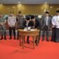 Bupati Aceh Jaya dan pimpinan DPRK menandai komitmen bersama dalam pembahasan Rancangan Qanun perubahan SOTK dan KUA-PPAS 2026 pada Rapat Paripurna Ke-II DPRK Aceh Jaya, Rabu (29/10/2025)