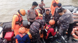 Tim SAR gabungan mengevakuasi jenazah penumpang kapal yang jatuh ke laut di perairan sekitar Pelabuhan Simeulue, Aceh, Senin (20/10/2025)