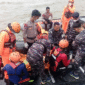 Tim SAR gabungan mengevakuasi jenazah penumpang kapal yang jatuh ke laut di perairan sekitar Pelabuhan Simeulue, Aceh, Senin (20/10/2025)