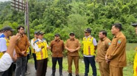 Plt. Sekda Aceh Jaya, Juanda, bersama Tim Bappenas, Kepala BPJN Wilayah Aceh, dan Kepala Dinas PUPR Aceh meninjau lokasi rencana pembangunan Terowongan Geurutee di Kaki Geurute, Kecamatan Jaya, Senin (20/10/2025)