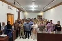 Plt Sekda Aceh Jaya, Juanda, membuka rapat koordinasi TPPS di Aula Hotel Pantai Barat, Calang, Kamis (23/10/2025), yang dihadiri para camat dan perwakilan SKPK terkait