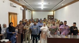 Plt Sekda Aceh Jaya, Juanda, membuka rapat koordinasi TPPS di Aula Hotel Pantai Barat, Calang, Kamis (23/10/2025), yang dihadiri para camat dan perwakilan SKPK terkait