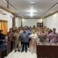Plt Sekda Aceh Jaya, Juanda, membuka rapat koordinasi TPPS di Aula Hotel Pantai Barat, Calang, Kamis (23/10/2025), yang dihadiri para camat dan perwakilan SKPK terkait