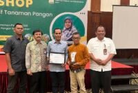 Kepala Dinas Pertanian Aceh Jaya, Dailami, saat menerima penghargaan sebagai kabupaten terbaik dalam peningkatan produksi tanaman pangan pada kegiatan Workshop Sasaran Indikatif Tanaman Pangan Provinsi Aceh Tahun 2026 di Hermes Palace Hotel, Banda Aceh.
