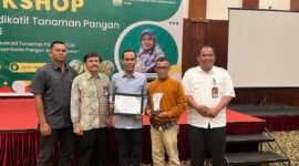 Kepala Dinas Pertanian Aceh Jaya, Dailami, saat menerima penghargaan sebagai kabupaten terbaik dalam peningkatan produksi tanaman pangan pada kegiatan Workshop Sasaran Indikatif Tanaman Pangan Provinsi Aceh Tahun 2026 di Hermes Palace Hotel, Banda Aceh.