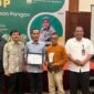 Kepala Dinas Pertanian Aceh Jaya, Dailami, saat menerima penghargaan sebagai kabupaten terbaik dalam peningkatan produksi tanaman pangan pada kegiatan Workshop Sasaran Indikatif Tanaman Pangan Provinsi Aceh Tahun 2026 di Hermes Palace Hotel, Banda Aceh.