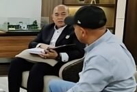 Bupati Aceh Jaya saat berdiskusi dengan Staf Khusus Bidang Manajemen dan Kerja Sama Antar Lembaga Kementerian Koordinator Bidang Infrastruktur dan Pembangunan Kewilayahan, Agust Jovan Latuconsina.