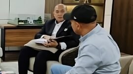 Bupati Aceh Jaya saat berdiskusi dengan Staf Khusus Bidang Manajemen dan Kerja Sama Antar Lembaga Kementerian Koordinator Bidang Infrastruktur dan Pembangunan Kewilayahan, Agust Jovan Latuconsina.