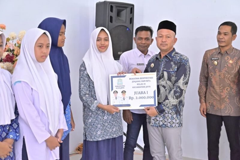 Bupati Aceh Jaya, Safwandi, S.Sos., M.A.P., menyerahkan penghargaan kepada siswa berprestasi dalam acara apresiasi pelajar Aceh Jaya, Kamis (30/10/2025).