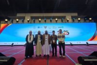 Kadis Pendidikan Dayah Aceh Jaya, Abdul Halim, dan Imam Besar Masjid Agung Baitul Izzah Calang, Tgk. H. Mustafa Sarong, berfoto bersama delegasi peserta World Zakat and Waqf Forum 2025 di Kuching, Sarawak, Malaysia.