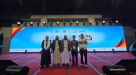 Kadis Pendidikan Dayah Aceh Jaya, Abdul Halim, dan Imam Besar Masjid Agung Baitul Izzah Calang, Tgk. H. Mustafa Sarong, berfoto bersama delegasi peserta World Zakat and Waqf Forum 2025 di Kuching, Sarawak, Malaysia.