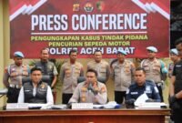 Kapolres Aceh Barat AKBP Yhogi Hadisetiawan memberikan keterangan pers terkait pengungkapan kasus curanmor di Mapolres Aceh Barat.