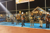 Bupati Aceh Jaya Safwandi didampingi Irwanto NP memukul bola voli pertama sebagai tanda dibukanya Turnamen Semi Open Voli Piala Irwanto NP II di Teunom.