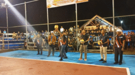 Bupati Aceh Jaya Safwandi didampingi Irwanto NP memukul bola voli pertama sebagai tanda dibukanya Turnamen Semi Open Voli Piala Irwanto NP II di Teunom.