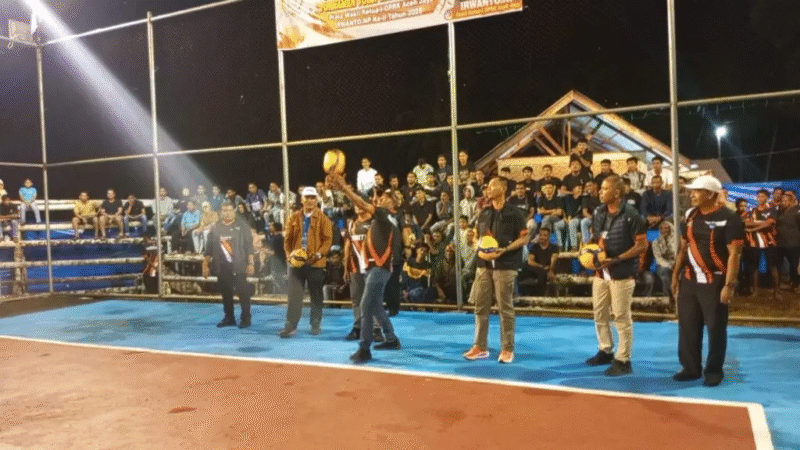 Bupati Aceh Jaya Safwandi didampingi Irwanto NP memukul bola voli pertama sebagai tanda dibukanya Turnamen Semi Open Voli Piala Irwanto NP II di Teunom.
