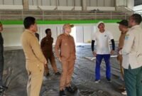 Bupati Aceh Jaya Safwandi meninjau progres pembangunan stadion utama dan sejumlah fasilitas olahraga di kawasan Kuala Meurisi, Senin (27/10/2025).