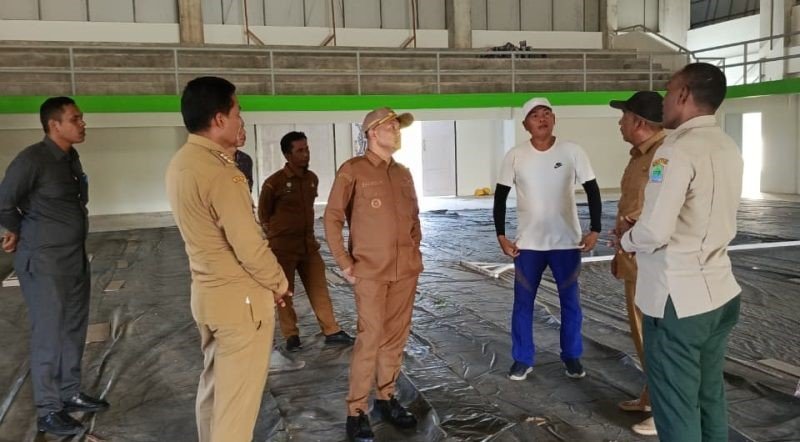 Bupati Aceh Jaya Safwandi meninjau progres pembangunan stadion utama dan sejumlah fasilitas olahraga di kawasan Kuala Meurisi, Senin (27/10/2025).