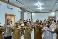 Staf Ahli Bidang Keistimewaan dan SDM Yenni Elfiana foto bersama peserta Pelatihan Pengelolaan Destinasi Wisata di Hotel Pantai Barat, Krueng Sabee, Selasa (4/11/2025).