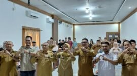 Staf Ahli Bidang Keistimewaan dan SDM Yenni Elfiana foto bersama peserta Pelatihan Pengelolaan Destinasi Wisata di Hotel Pantai Barat, Krueng Sabee, Selasa (4/11/2025).