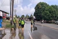 Petugas BPJN Aceh membersihkan saluran air di Desa Padang Datar, Krueng Sabee, Aceh Jaya, guna mengatasi genangan di ruas jalan nasional Meulaboh–Banda Aceh.