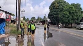 Petugas BPJN Aceh membersihkan saluran air di Desa Padang Datar, Krueng Sabee, Aceh Jaya, guna mengatasi genangan di ruas jalan nasional Meulaboh–Banda Aceh.