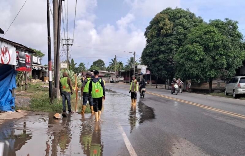 Petugas BPJN Aceh membersihkan saluran air di Desa Padang Datar, Krueng Sabee, Aceh Jaya, guna mengatasi genangan di ruas jalan nasional Meulaboh–Banda Aceh.