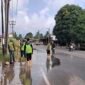 Petugas BPJN Aceh membersihkan saluran air di Desa Padang Datar, Krueng Sabee, Aceh Jaya, guna mengatasi genangan di ruas jalan nasional Meulaboh–Banda Aceh.