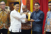 Departement Head Human Capital PT Mifa Bersaudara, Fajmal Hadi, menerima plakat Paritrana Award Aceh 2025 yang diberikan Pemerintah Aceh
