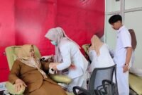 Petugas medis RSUD Teuku Umar bersama peserta saat melakukan donor darah di Aula rumah sakit dalam rangka HUT ke-25 Arsada, Aceh Jaya.