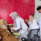 Petugas medis RSUD Teuku Umar bersama peserta saat melakukan donor darah di Aula rumah sakit dalam rangka HUT ke-25 Arsada, Aceh Jaya.