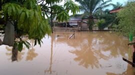 Genangan air setinggi lutut merendam pemukiman warga di Gampong Lhok Bot, Kecamatan Setia Bakti, salah satu titik banjir yang terdampak paling parah di Kabupaten Aceh Jaya, Selasa (4/11/2025).