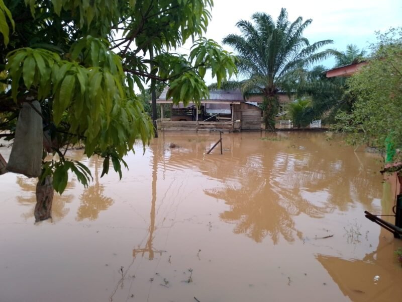 Genangan air setinggi lutut merendam pemukiman warga di Gampong Lhok Bot, Kecamatan Setia Bakti, salah satu titik banjir yang terdampak paling parah di Kabupaten Aceh Jaya, Selasa (4/11/2025).