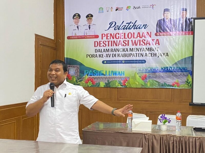 Plt. Sekda Aceh Jaya, saat menjadi pemateri Pelatihan Pengelolaan Destinasi Wisata Menyambut PORA XV