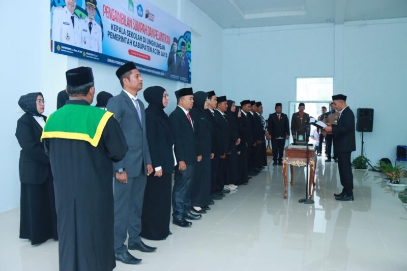 Wakil Bupati Aceh Jaya Muslem D saat membacakan sumpah jabatan kepala sekolah dalam acara pelantikan 23 kepala sekolah SD dan TK di Aula Dinas Pendidikan, Krueng Sabee.