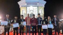 Plt. Sekda Aceh Jaya bersama para juara kafilah Aceh Jaya berfoto bersama usai malam penutupan MTQ ke-37 Provinsi Aceh di Pidie Jaya, Jumat (7/11/2025).