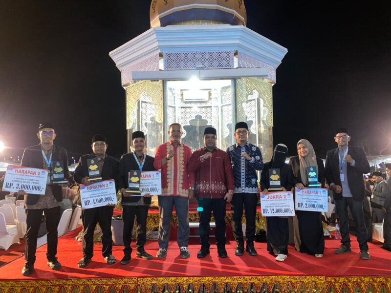 Plt. Sekda Aceh Jaya bersama para juara kafilah Aceh Jaya berfoto bersama usai malam penutupan MTQ ke-37 Provinsi Aceh di Pidie Jaya, Jumat (7/11/2025).